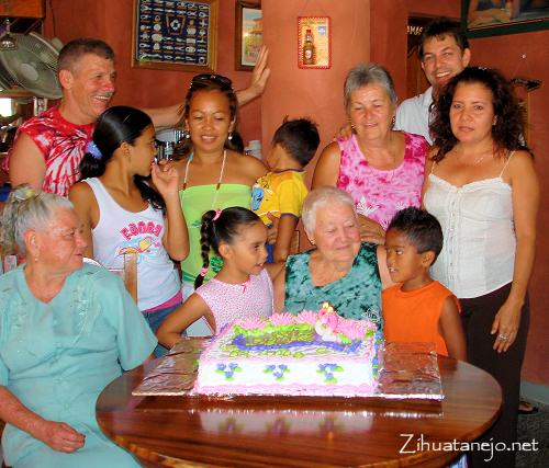 Lorene Winger celebrating her 82nd birthday with friends in Zihuatanejo Lorene Winger celebrating her 82nd birthday with friends in Zihuatanejo